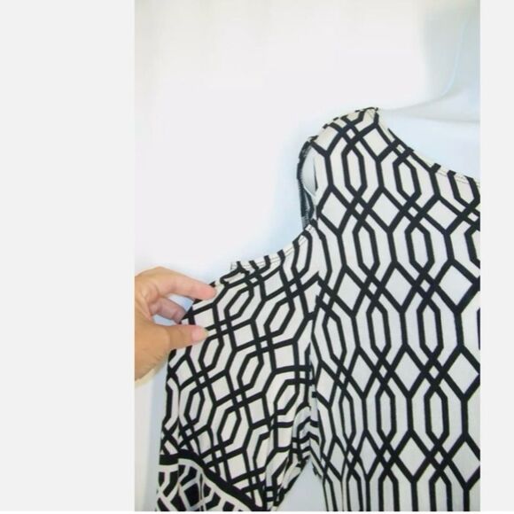 Chico's Travelers Cold-Shoulder Blouse- Large. B35 - Picture 4 of 7